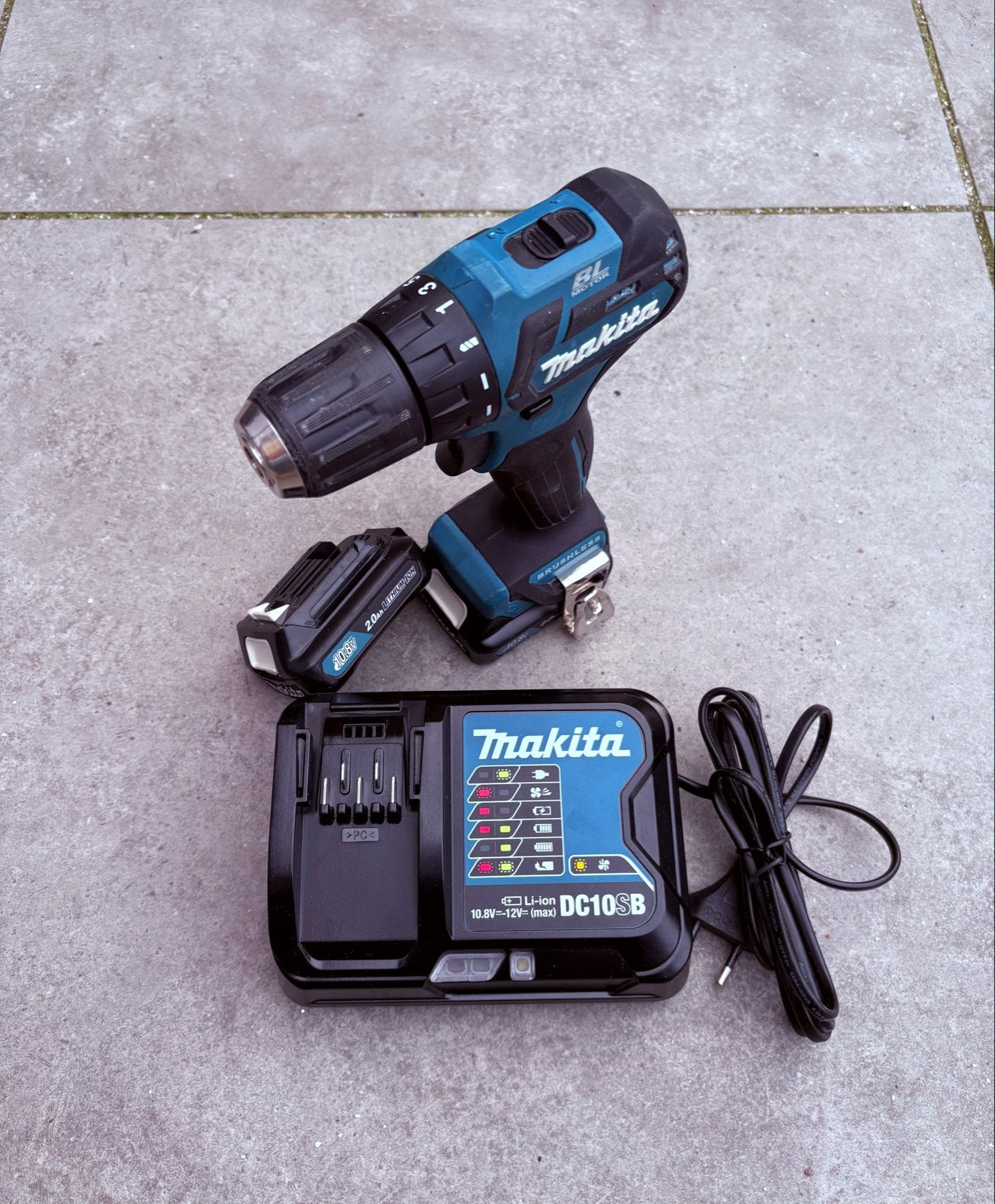 Makita DF332D 10,8V Schroef/Boormachine met 2 accu's, Ophalen of Verzenden, Gebruikt, Boor- en Schroefmachine, Variabele snelheid