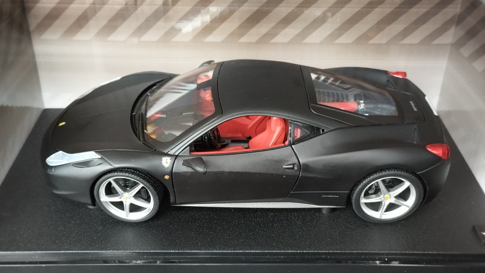 Ferrari 458 italia 1:18 Hotwheels Pol, Auto, Verzenden, ., Zo goed als nieuw