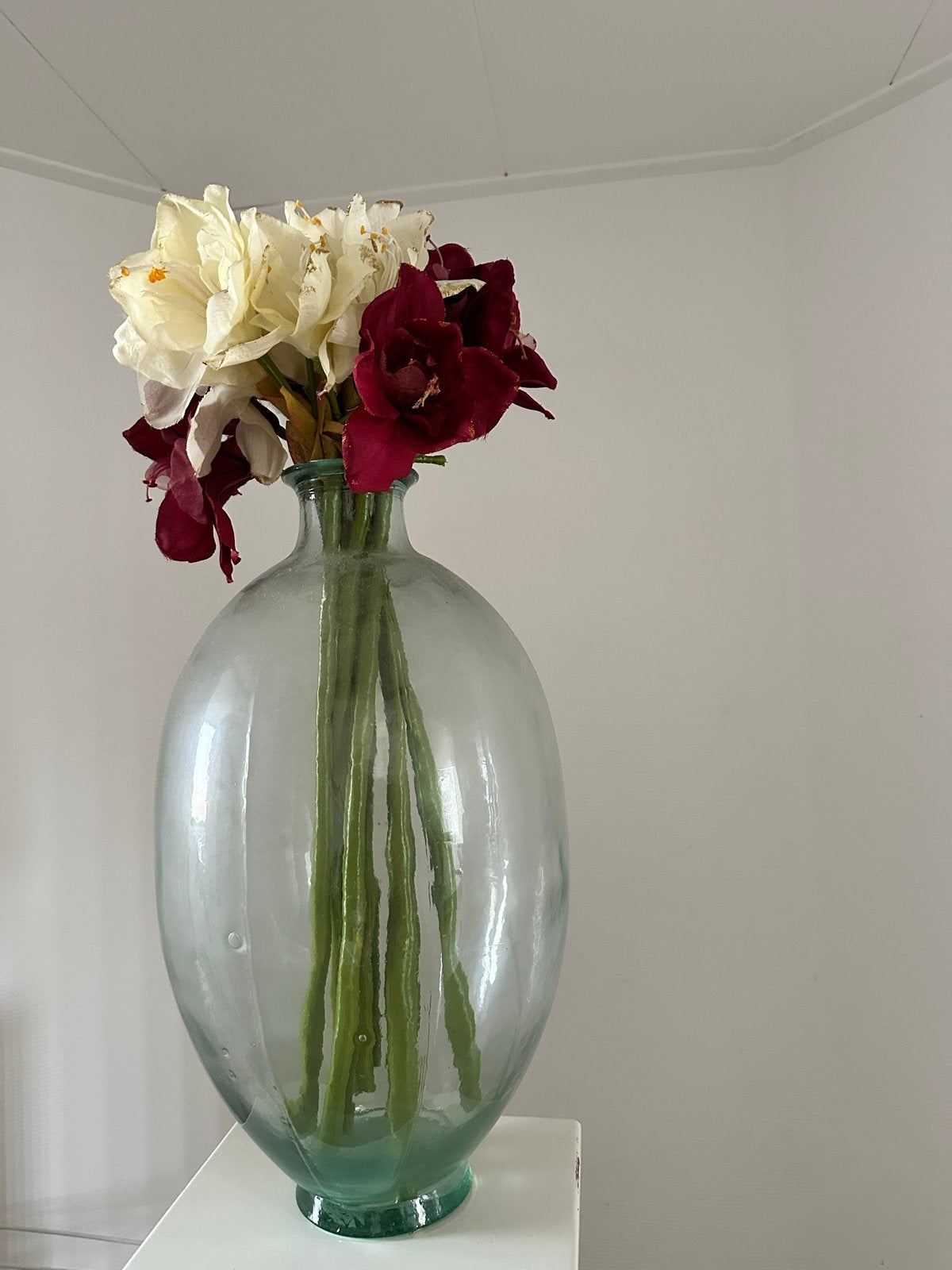 Grote lichtblauwe (transparant) glazen vaas met bubbels, Ophalen of Verzenden, Geschikt voor droogbloemen, Transparant, 52 cm