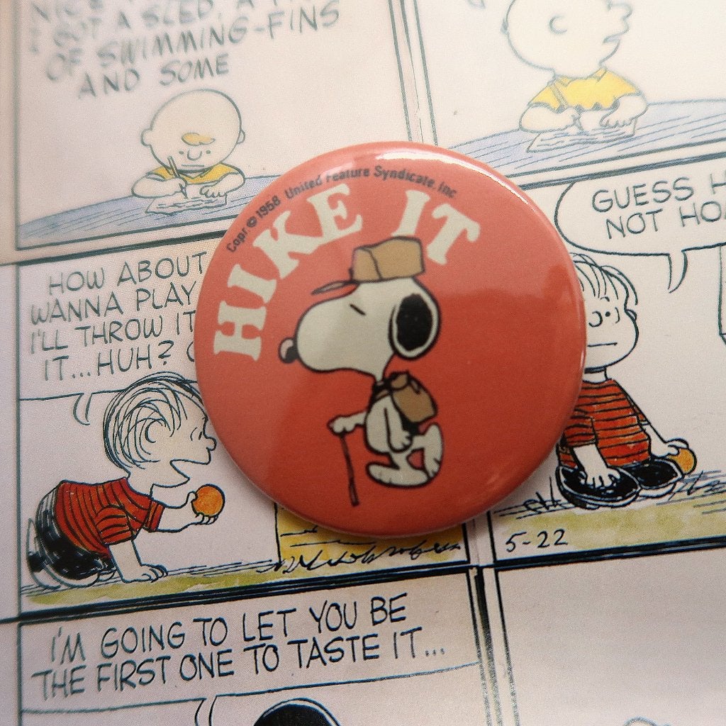 Snoopy Peanuts Comics "Hike It" 44MM Button Pin, Verzamelen, Verzenden, Snoopy, Nieuw, Overige typen