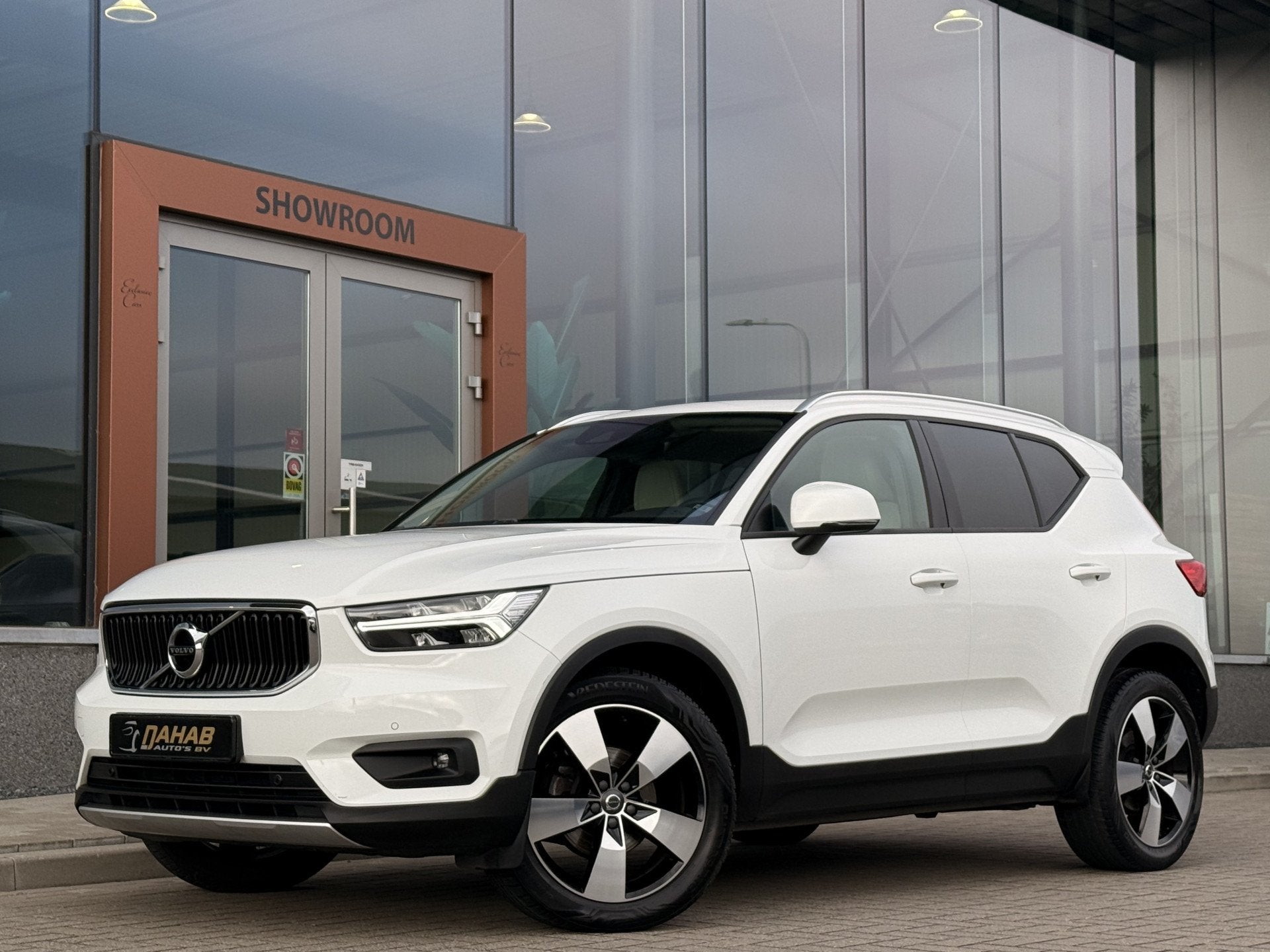 Volvo XC40 1.5 T3 | Pano | Navi | ACC | Achteruitrijcamera |, Auto's, Voorwielaandrijving, Gebruikt, Leder en Stof, Wit