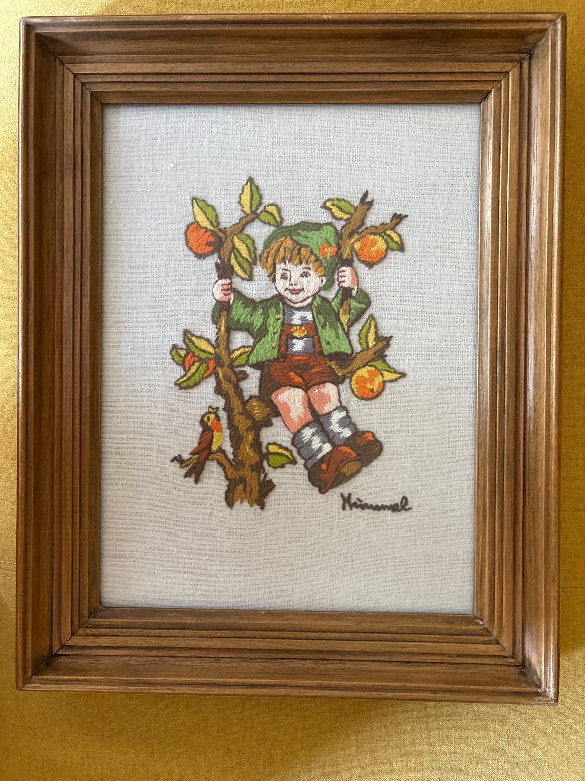 Vintage geborduurd Hümmel schilderij jongen op schommel, Minder dan 50 cm, Overige typen, Ophalen of Verzenden, Zo goed als nieuw