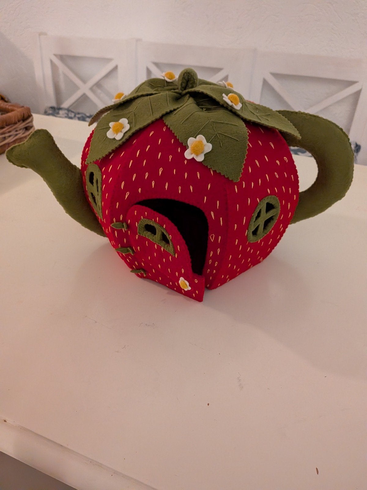 handgemaakt aardbei theepot huis, Ophalen of Verzenden, Nieuw, Figuurtje(s), Wolvilt