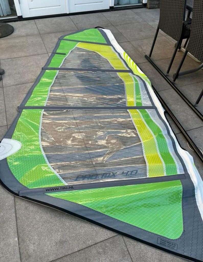 Kindersurf zeil 4.0 m² - Ideaal voor jonge windsurfers, Watersport en Boten, Windsurfen, Met giek, 3.5 tot 5 m², Zo goed als nieuw