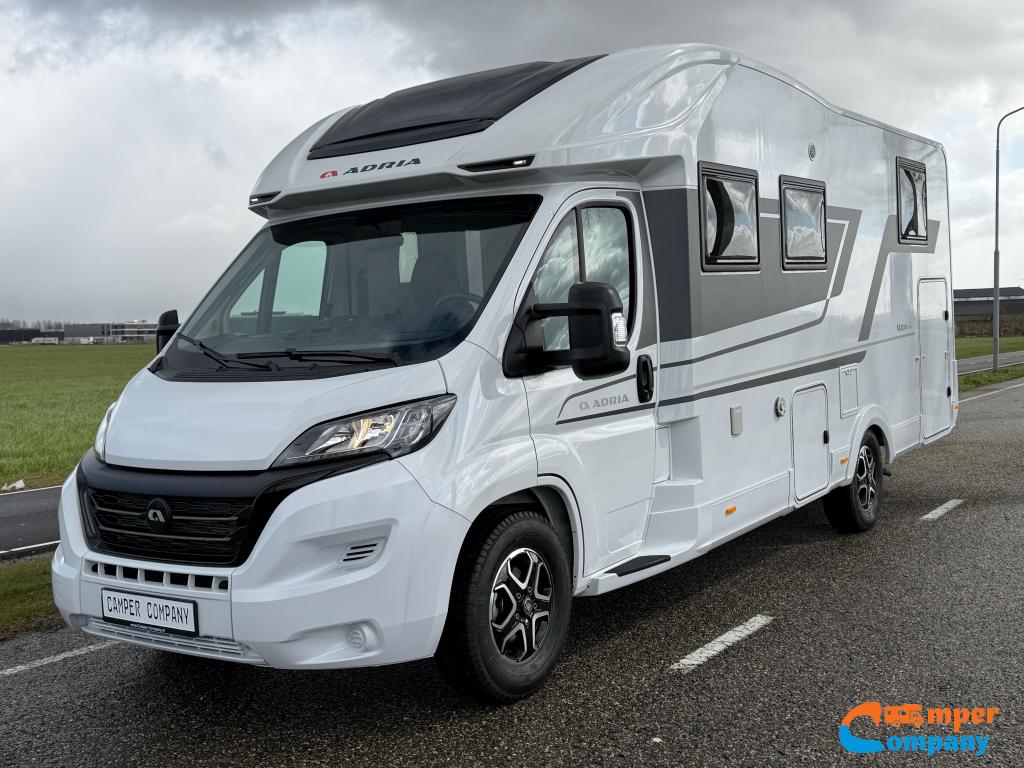Adria Matrix Plus 670 DL Lengte bedden /Hefbed /Face to face, Caravans en Kamperen, Campers, Bedrijf, tot en met 4, Half-integraal