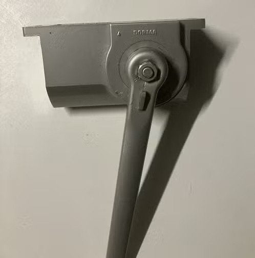 Te koop gebruikte deurdranger., Ophalen of Verzenden, Gebruikt, Overige materialen, Overige typen