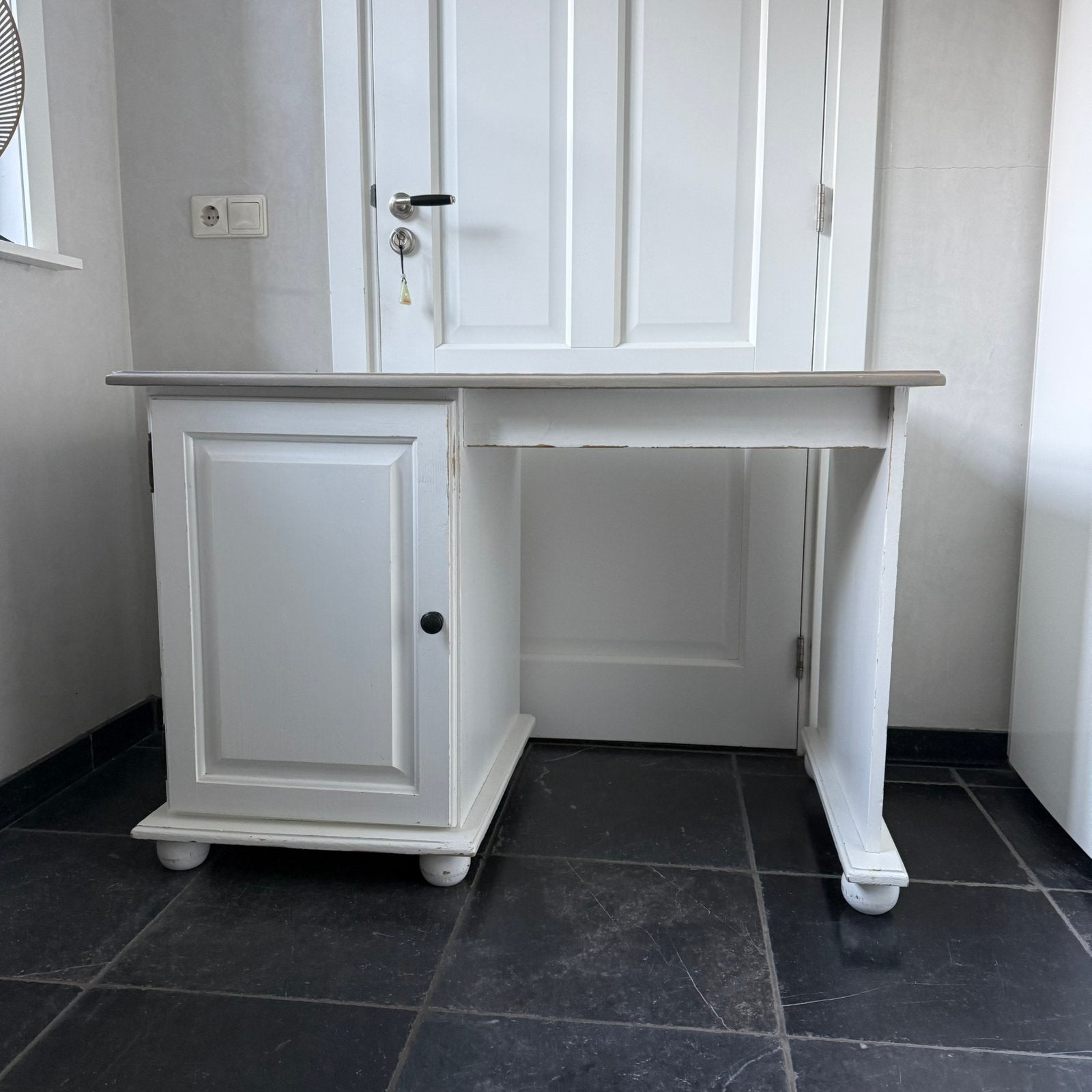 wit grenen bureau met grijs/bruin blad 110 x 60 x 73 cm, Ophalen, Gebruikt