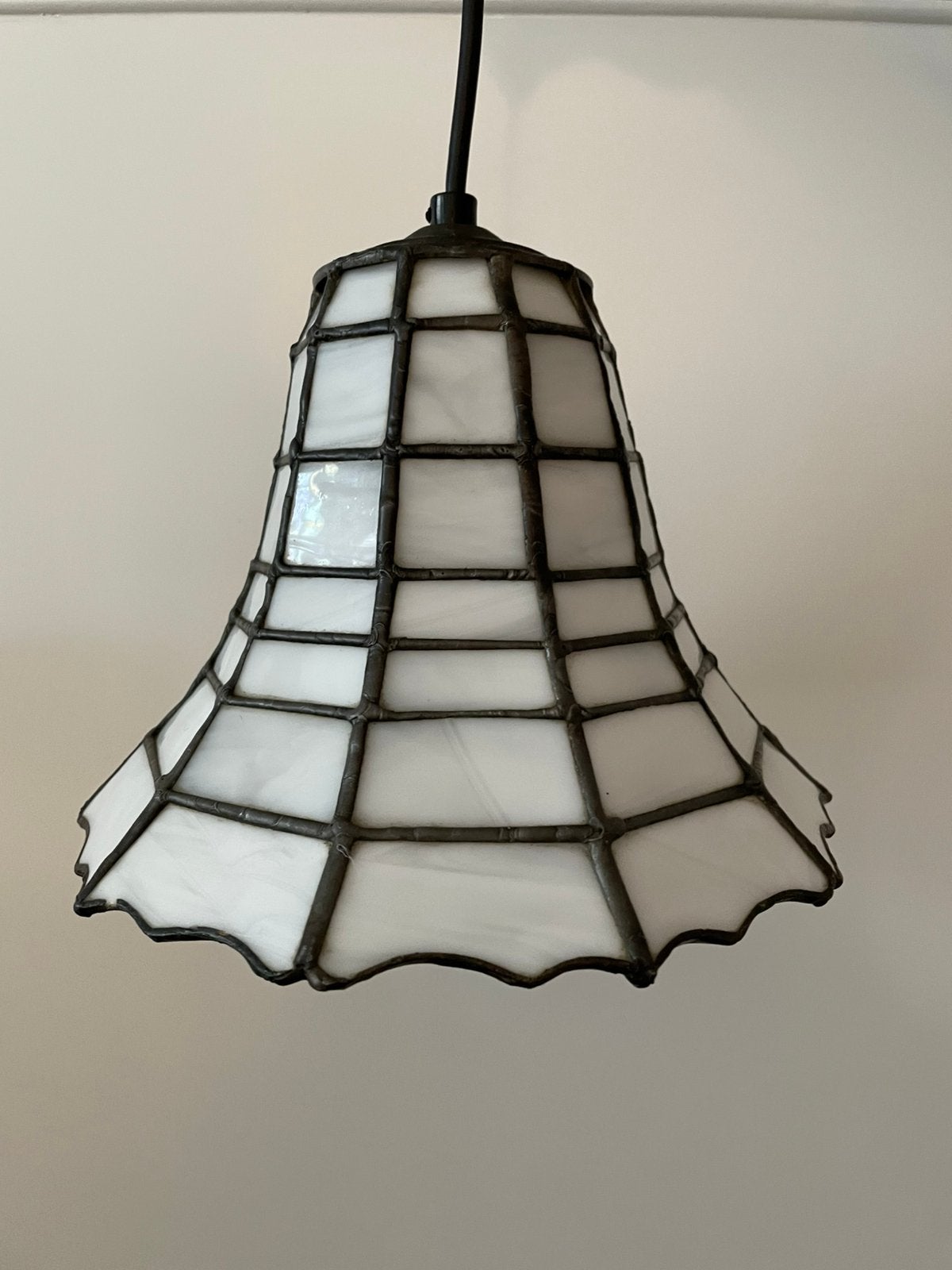 Twee hanglampjes glas in lood wit glas Tiffany style, Huis en Inrichting, Lampen | Hanglampen, Ophalen, Zo goed als nieuw, Glas