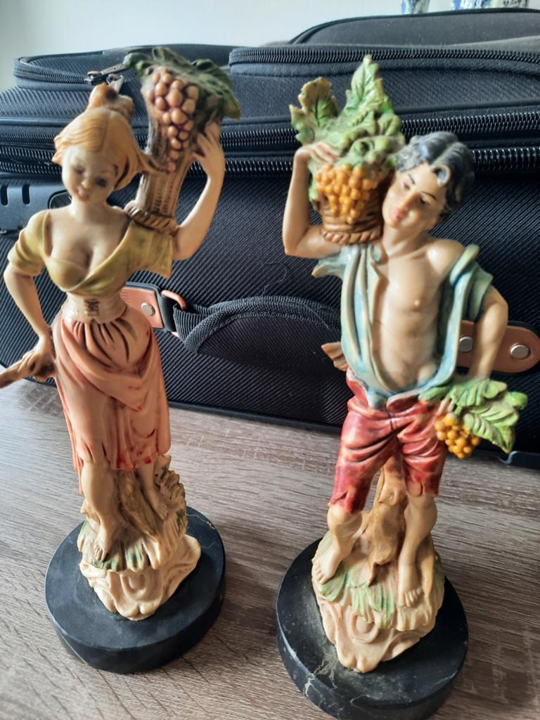 Vintage Italiaanse Beelden op marmeren voet: Man en Vrouw, Ophalen, Groep mensen, 20 - 50 cm, Op sokkel