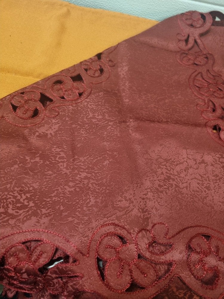 tafelkleed bordeau rood opengewerkt, Ophalen of Verzenden, 'T Olde Gre-j, Info@toldegrej.nl, Endepoelstraat 20f Didam