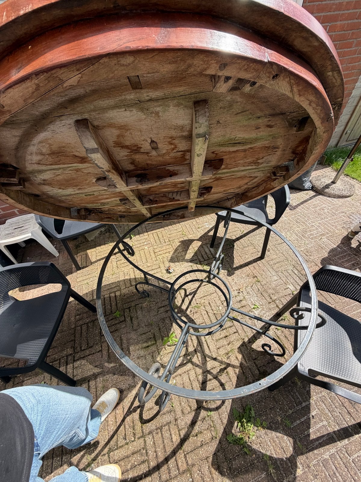 Robuuste houten tuintafel met metalen onderstel, Ophalen, Gebruikt, Rond, Hout
