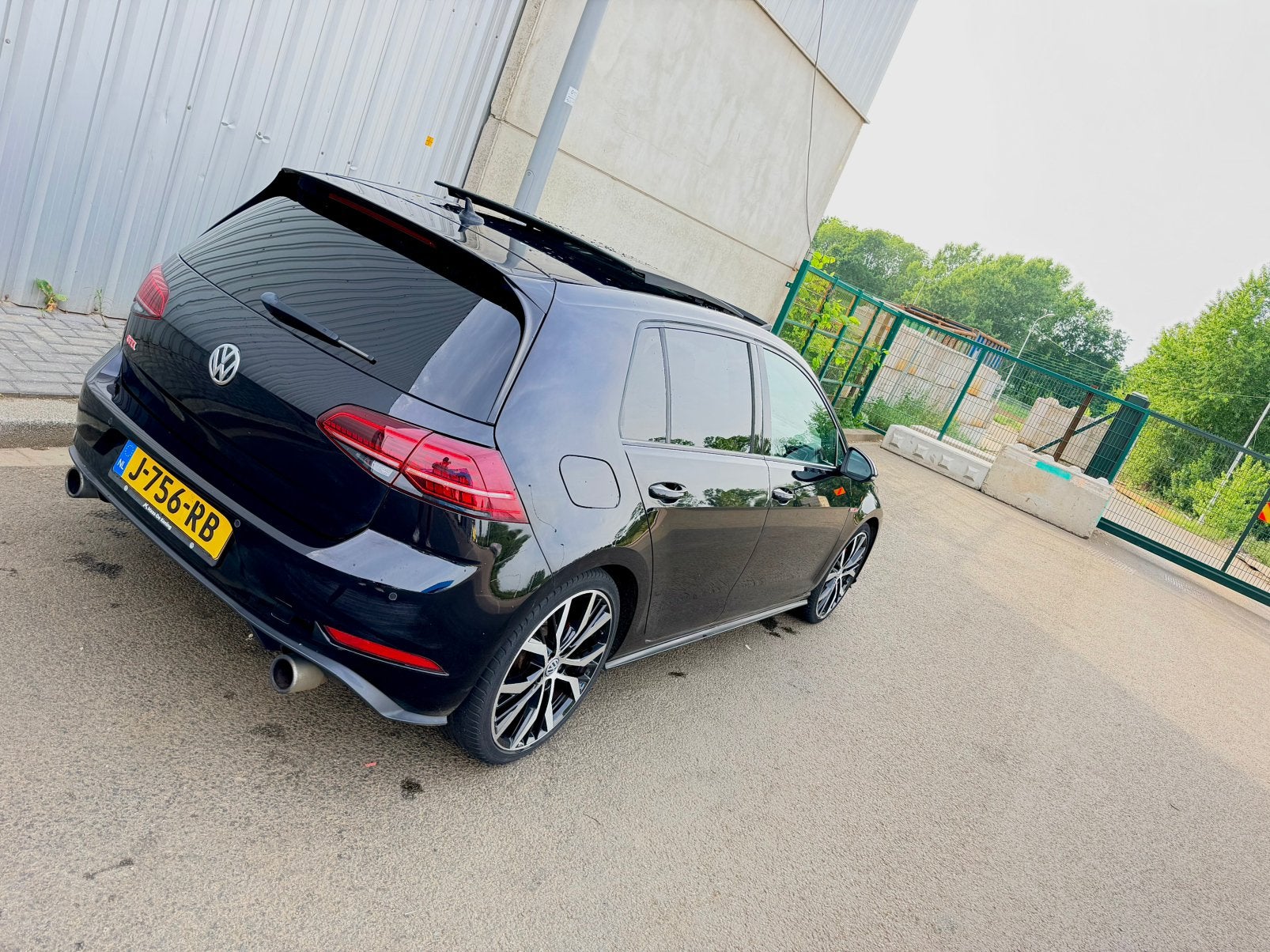 Volkswagen Golf 2.0 TSI DSG PANO/ACC/DCC/Honeycomb, Navigatiesysteem, 4 cilinders, Zwart, 1600 kg