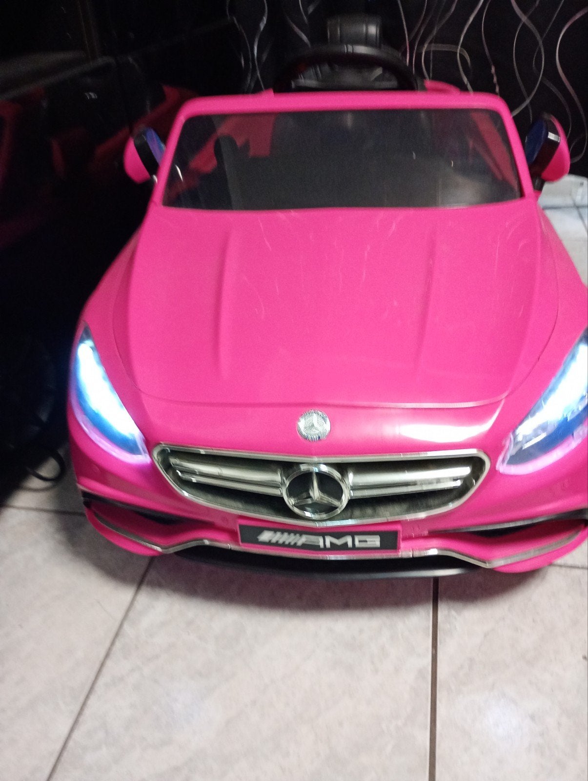 Roze Mercedes kinderauto - Werkt goed, adapter onbekend, Zo goed als nieuw