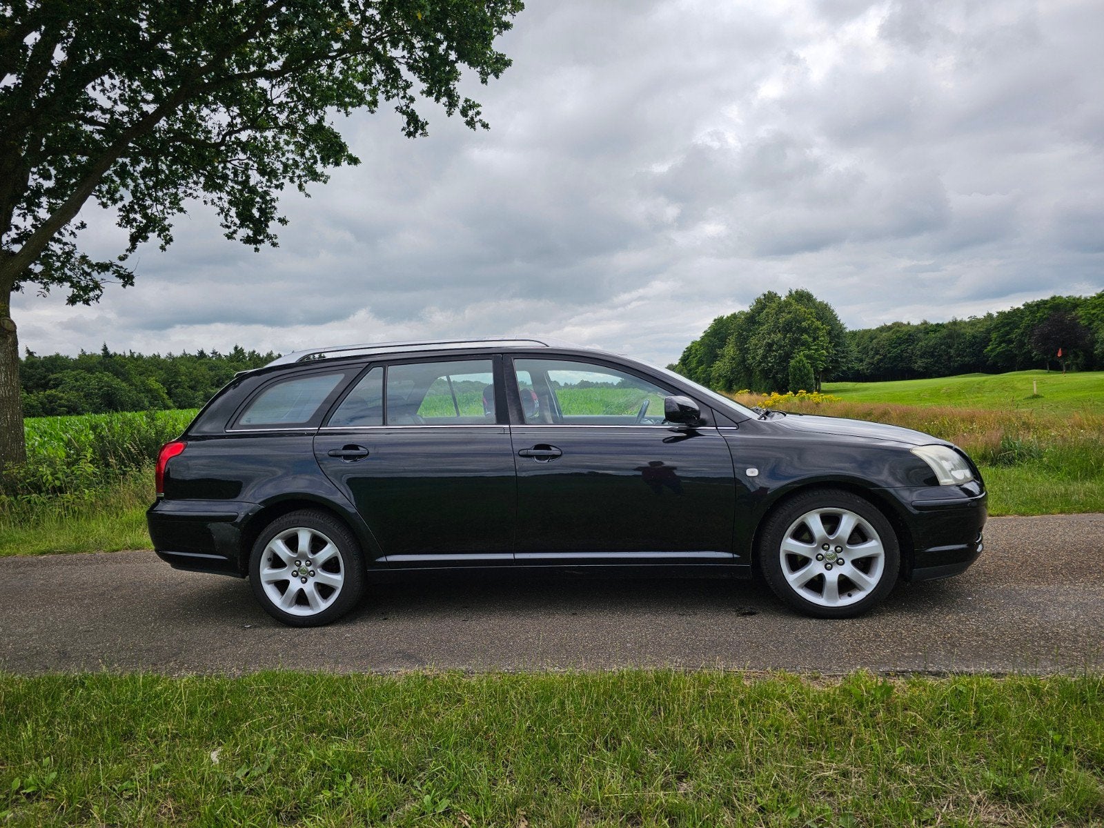 Toyota Avensis 2.0 2004 met nieuwe apk, Auto's, Toyota, Voorwielaandrijving, Stof, Avensis, Zwart