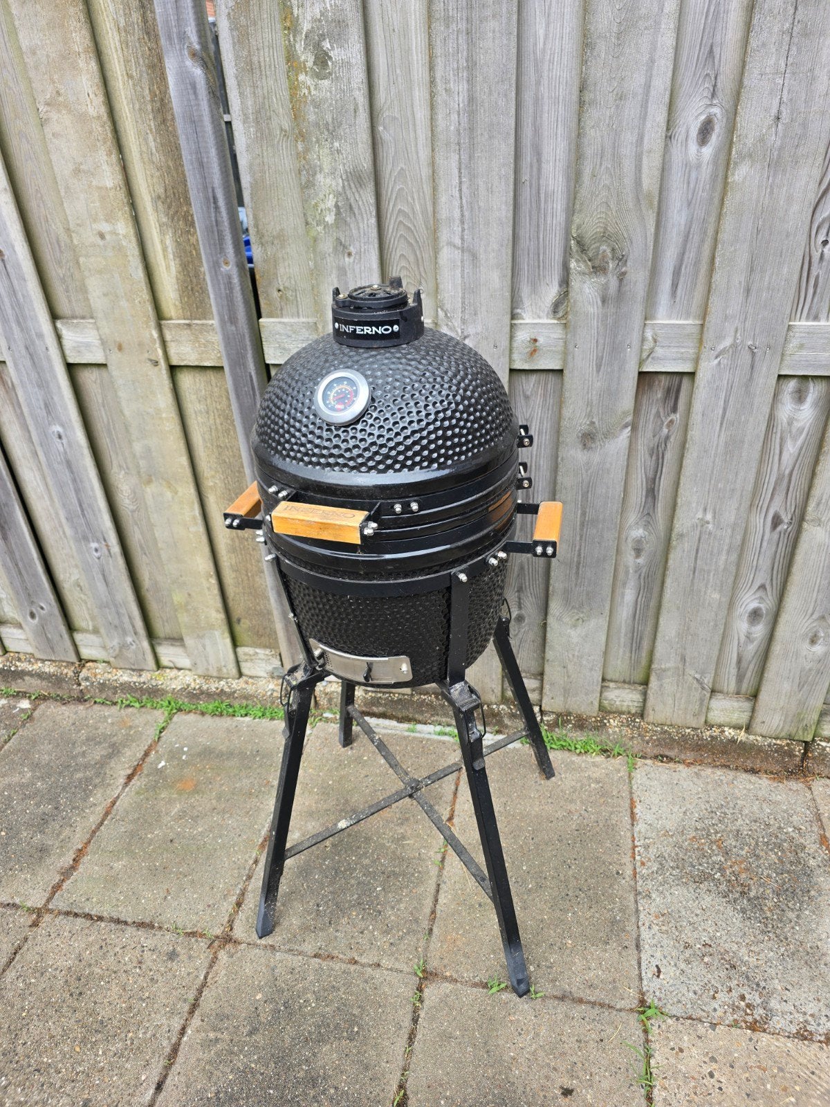 Complete Inferno Kamado 15 inch BBQ, Tuin en Terras, Houtskoolbarbecues, Ophalen, Gebruikt, Inferno, Met accessoires