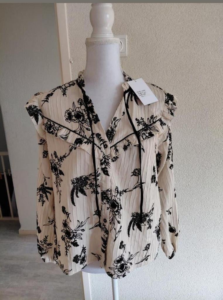 Indie + Moi blouse met bloemenprint en ruches, Kleding | Dames, Maat 38/40 (M), Beige, Nieuw, Ophalen of Verzenden