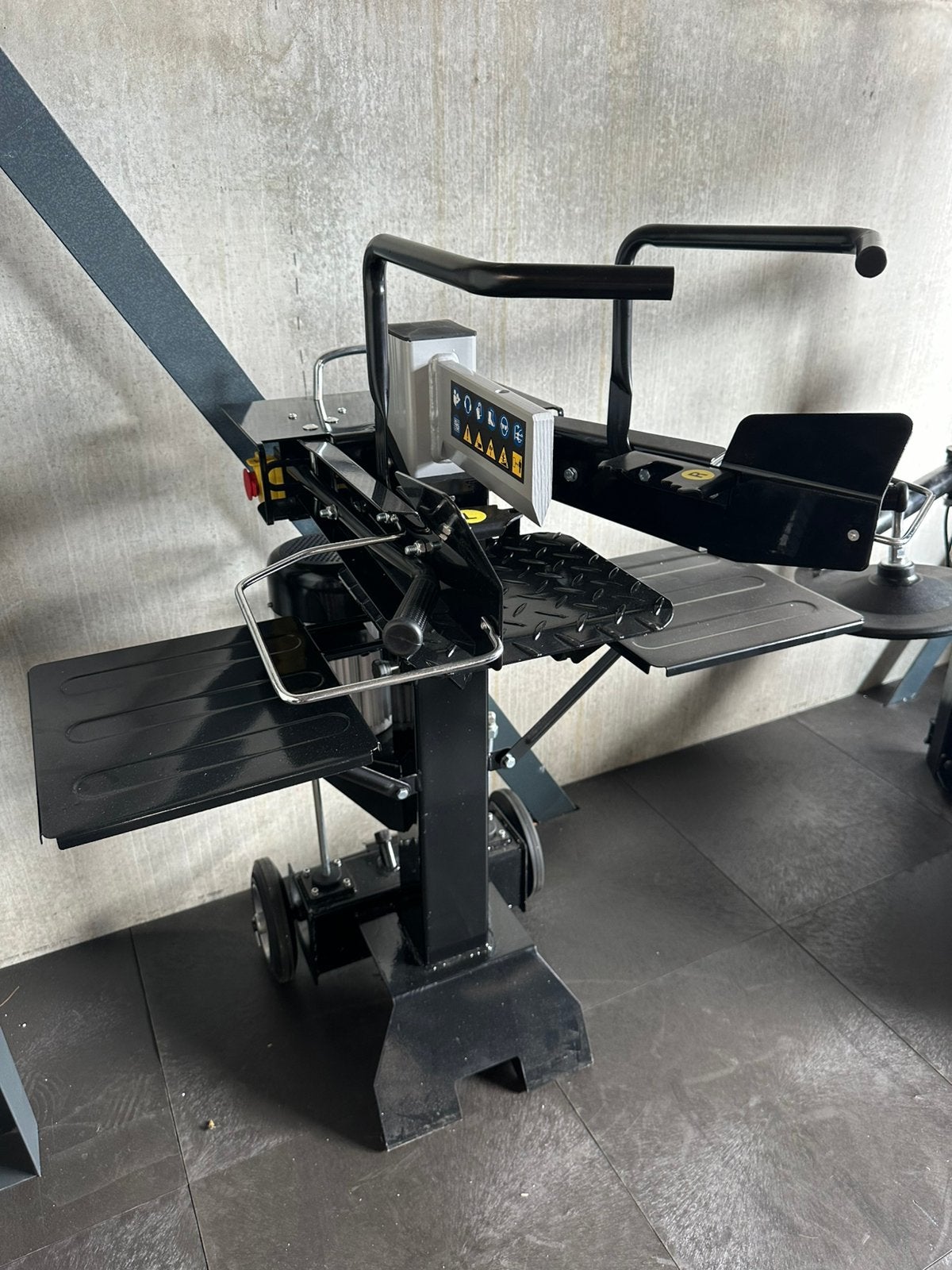 Houtklover 6 ton elektrisch verticaal / Nieuw