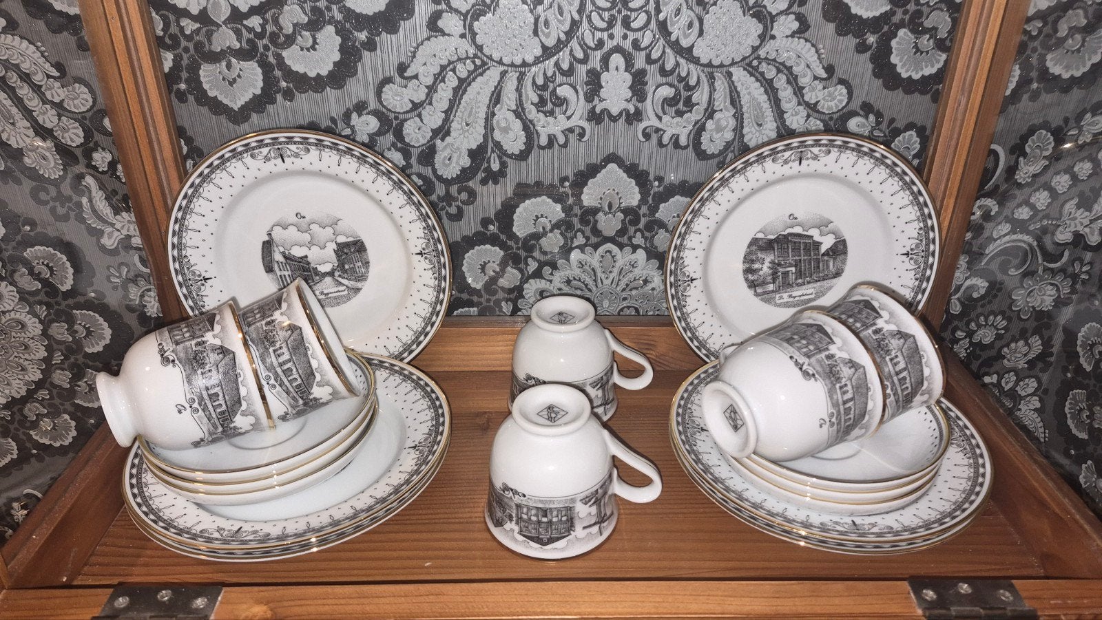 12-delig servies met stadsgezichten van Oss, Huis en Inrichting, Ophalen, Zo goed als nieuw, Porselein, Overige stijlen