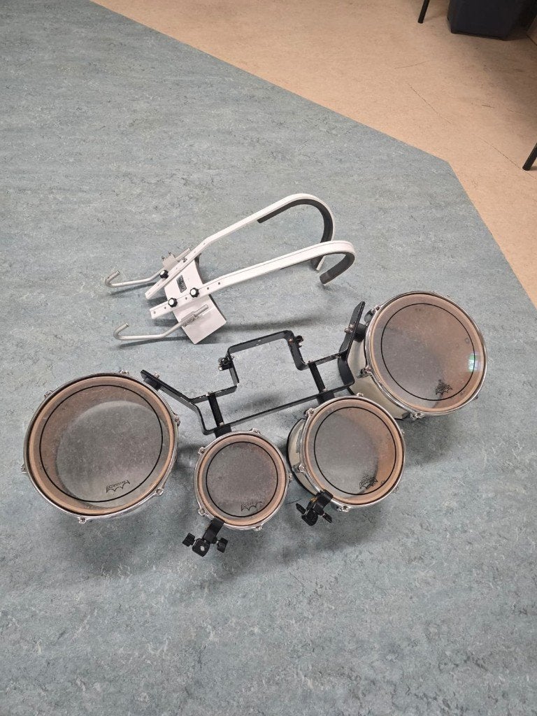 Majestic marching drums met draagstel