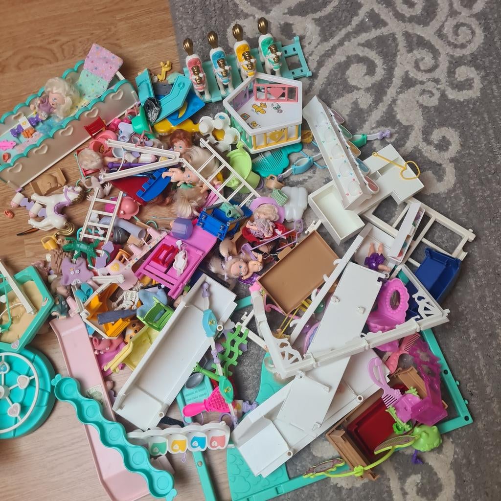 Grote partij poppen en poppenhuis accessoires, Ophalen of Verzenden, Gebruikt, Overige typen