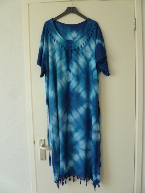 Blauwe zomerjurk. Luchtig en fleurig. Batik stof. Nieuw., Maat 38/40 (M), Blauw, Nieuw, Ophalen of Verzenden