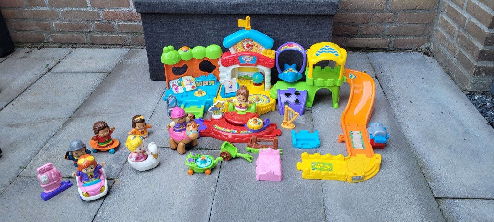 Vtech Vrolijke Vriendjes school plus diverse losse speelsets, Ophalen, Zo goed als nieuw, Overige typen, Met licht