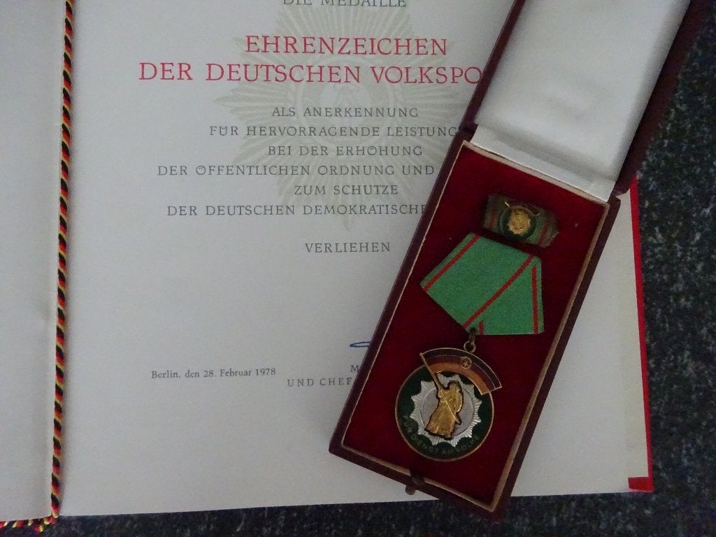 DDR:  Ehrenzeichen Volkspolizei  VoPo, Ophalen of Verzenden