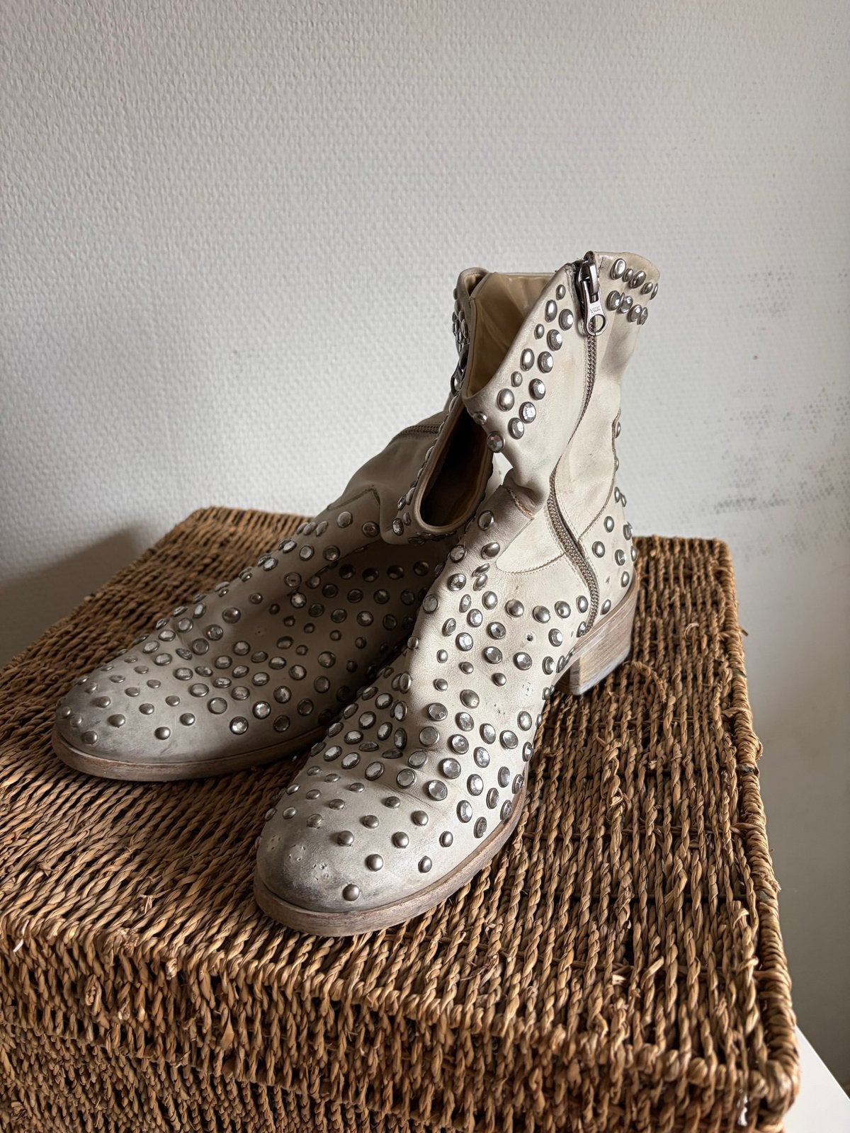 Leren enkellaarzen met studs - Maat 38, Kleding | Dames, Overige kleuren, Lage of Enkellaarzen, Ophalen of Verzenden, Gedragen