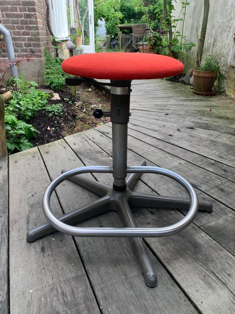 Industriële vintage kruk met voetensteun, 2 stuks, Ophalen, In hoogte verstelbaar, Gebruikt, Hout