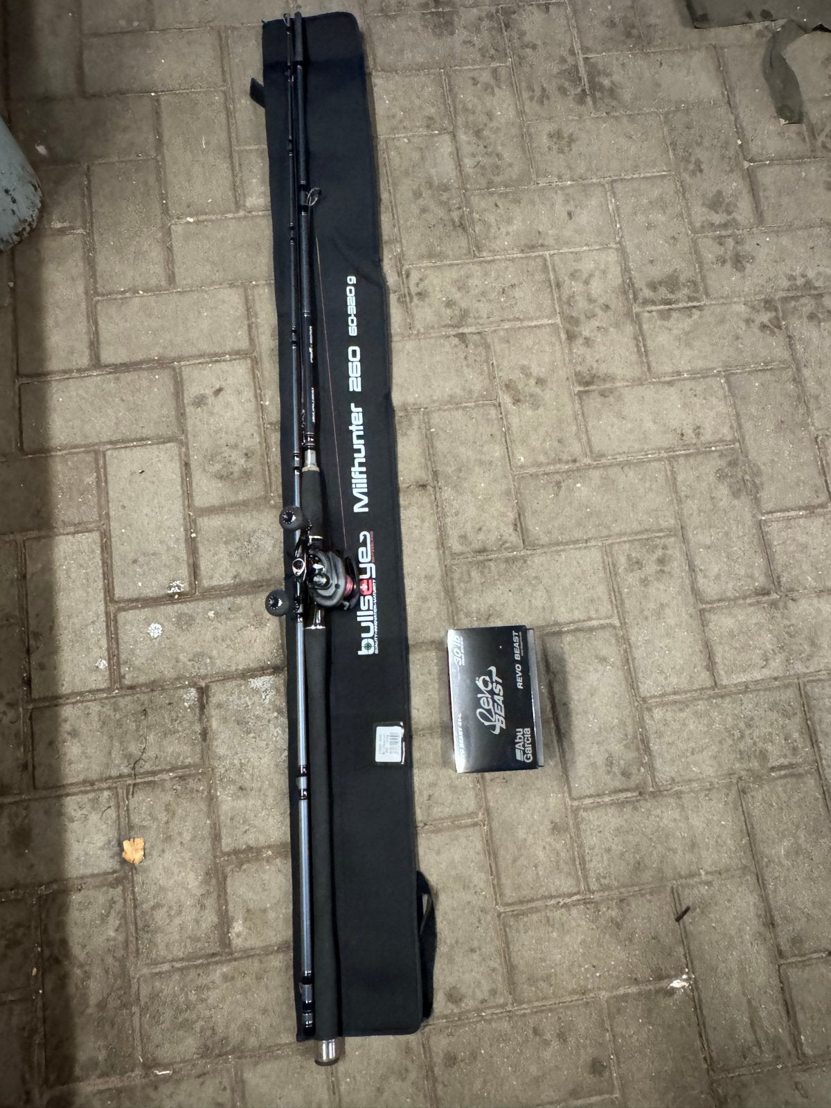 Bullseye Milfhunter 260cm met Abu Garcia Revo Beast 41L, Ophalen, Zo goed als nieuw, Werphengel
