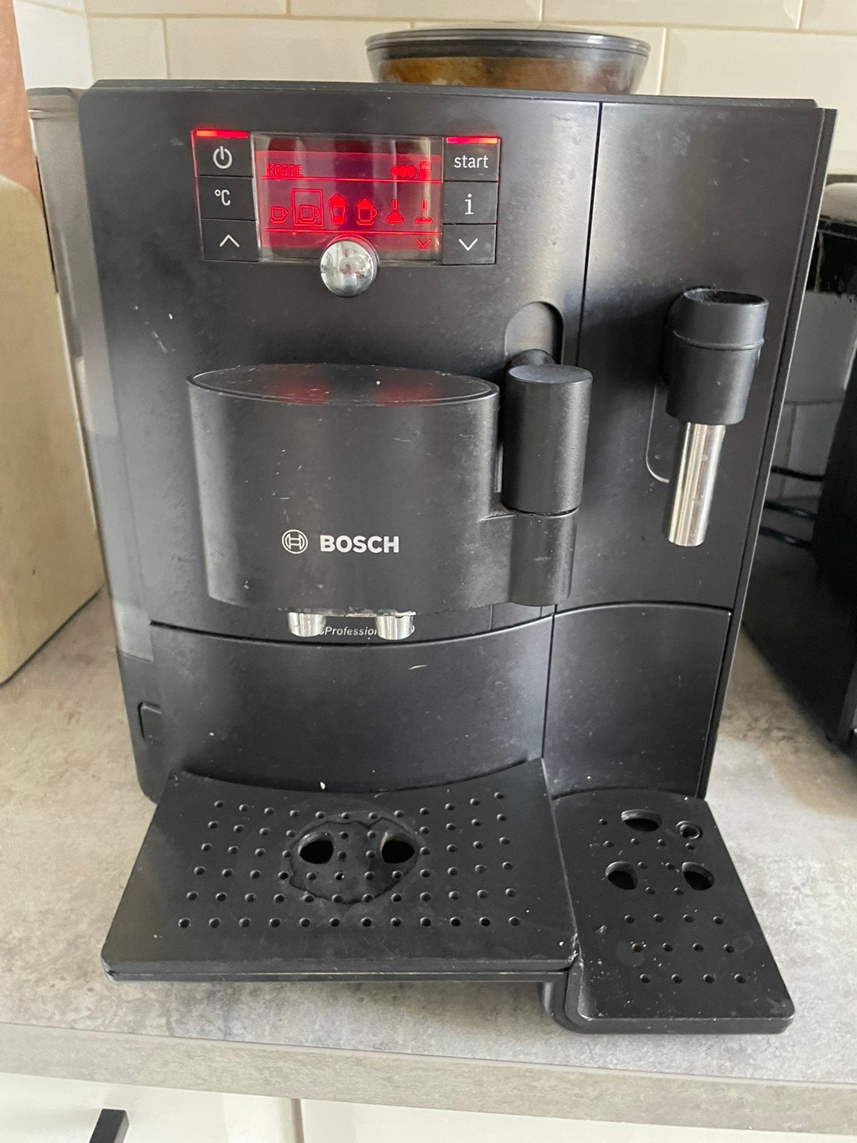 Goedwerkende bosch vero professional 100 koffiemachine, Witgoed en Apparatuur, Ophalen, Afneembaar waterreservoir, Gebruikt, Koffiemachine