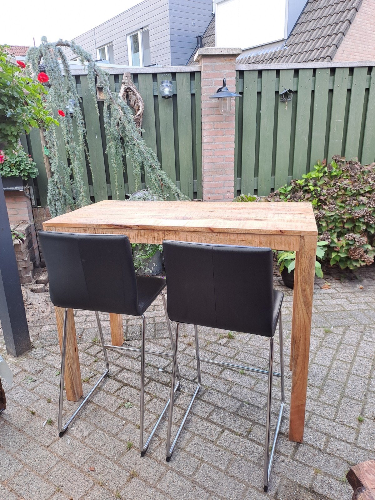 Foto 3 van Hoge tafel met 2 barkrukken - Mangohout