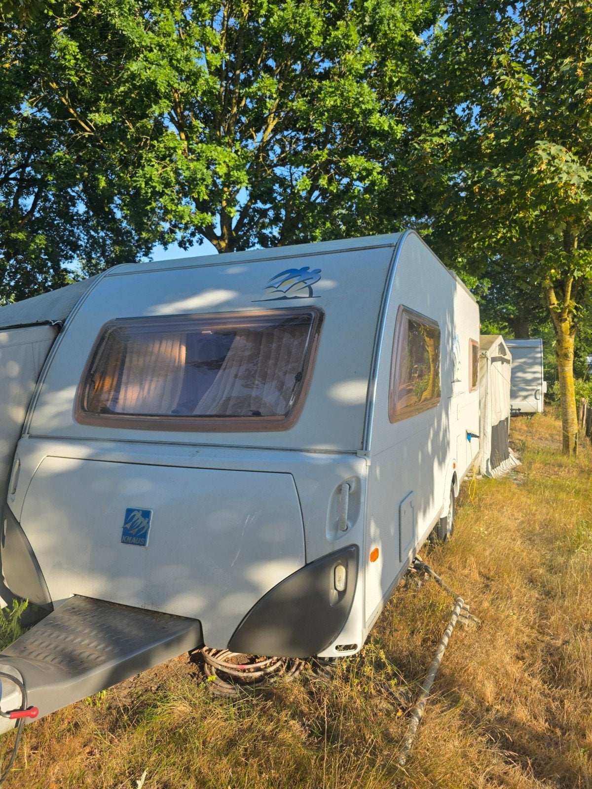 Nette caravan met voortent en luifel, Rondzit, Omvormbare zithoek, Particulier, 5 tot 6 meter
