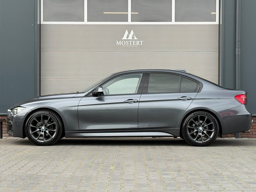 BMW 3-serie 318i/136pk Centennial High Executive M sport|201, Auto's, BMW, Gebruikt, Alcantara, Handgeschakeld, 3 cilinders