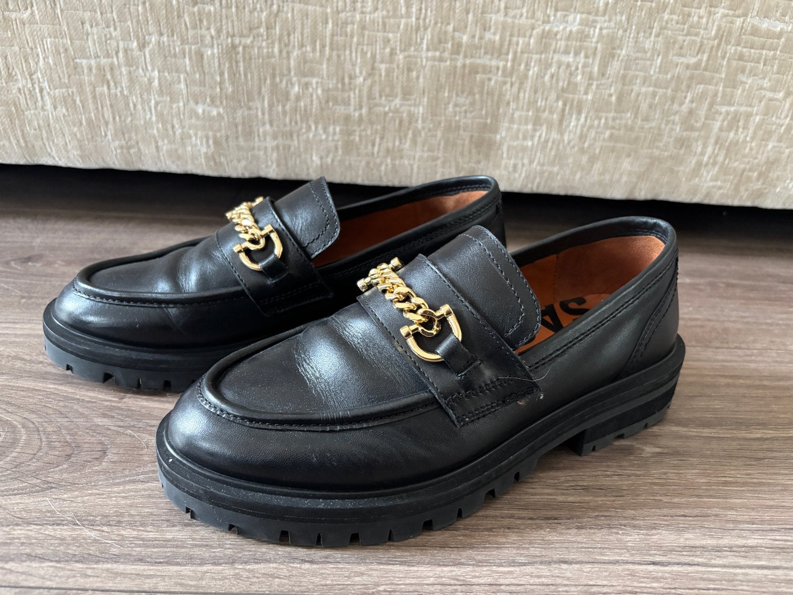 Zwarte chucky loafers met gouden ketting - Maat 39, Ophalen of Verzenden, Gedragen, Zwart, Instappers