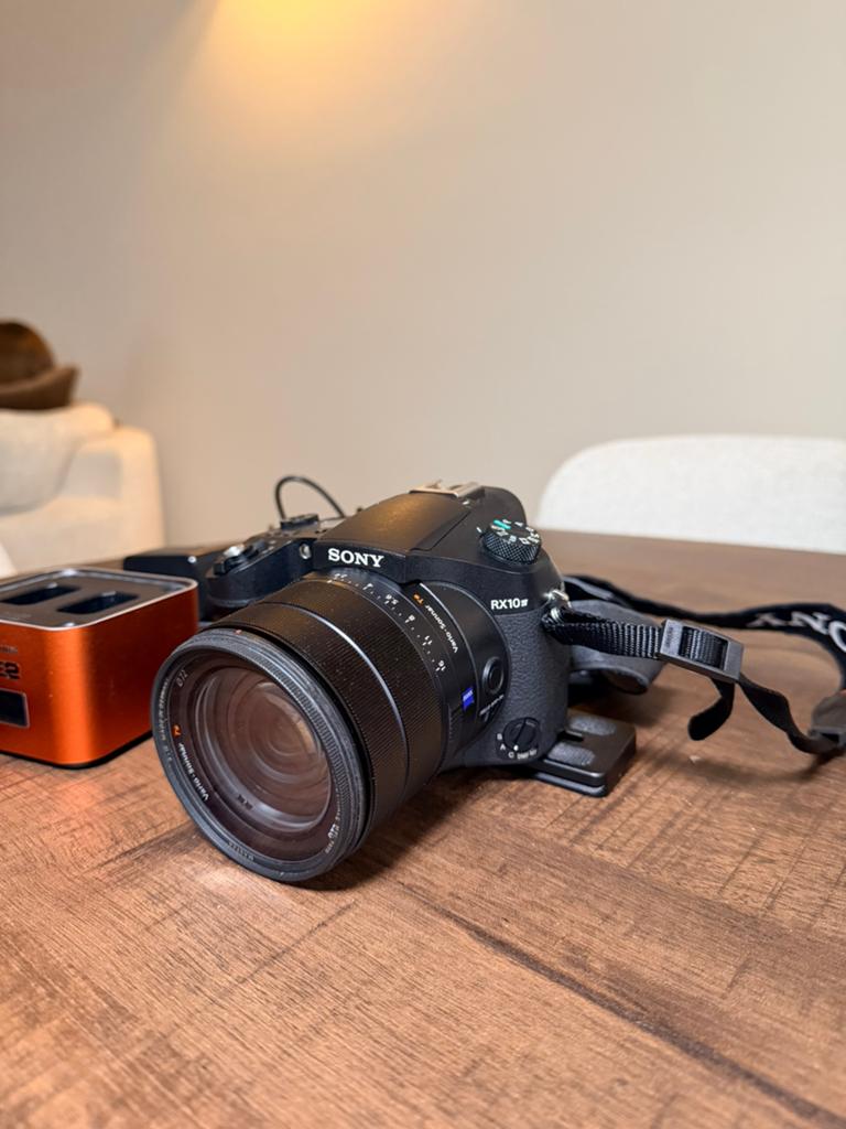 Sony RX10IV Nieuwstaat Compleet extra accu’s & Cube 2 dock, Ophalen, Zo goed als nieuw, Sony, 8 keer of meer