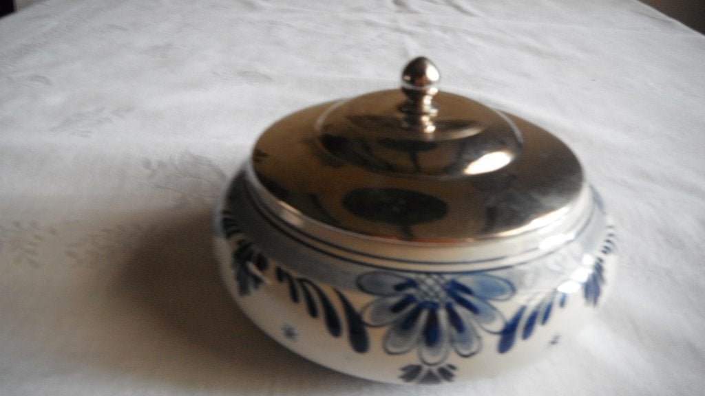 Delfts Blauw bonbonnière met zilver kleur deksel  gesigneerd, Antiek en Kunst, Ophalen of Verzenden