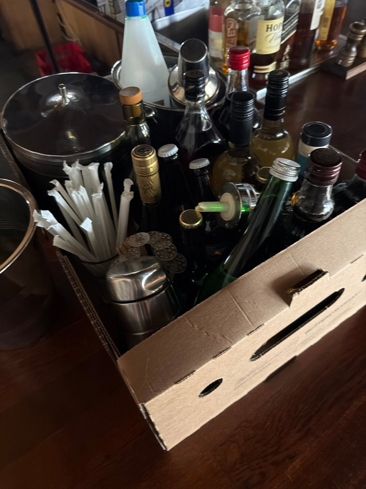Complete barset met diverse sterke dranken en accessoires, Ophalen