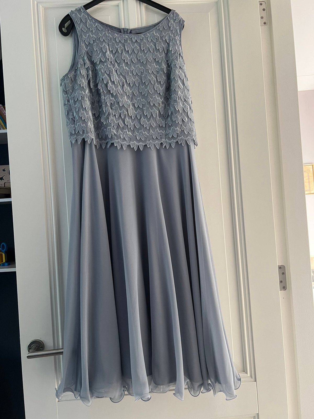 Prachtige nieuwe jurk van Vera Mont met losse stola m  42/44, Blauw, Maat 42/44 (L), Nieuw, Ophalen of Verzenden