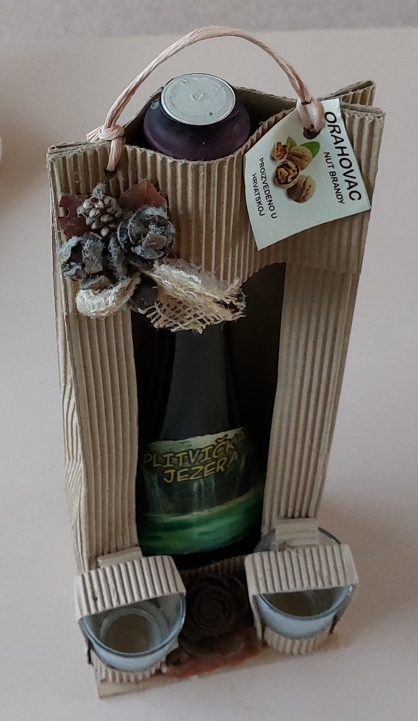 Souvenir uit vakantieland - 2 oude glaasjes + fles ongeopend, Ophalen, Nieuw