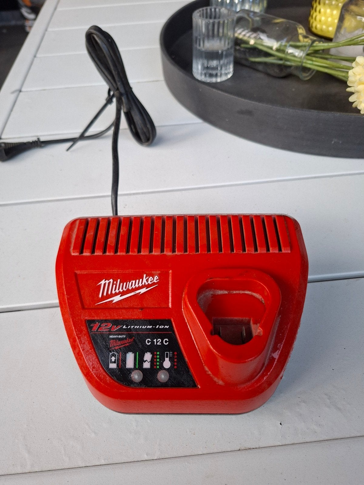 Milwaukee M12 acculader, Ophalen of Verzenden, Zo goed als nieuw