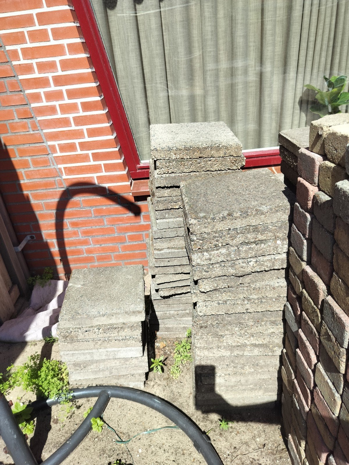 Gratis  circa 100 30x30 betontegels, Tuin en Terras, Tegels en Klinkers, Ophalen, Gebruikt, Beton, Terrastegels