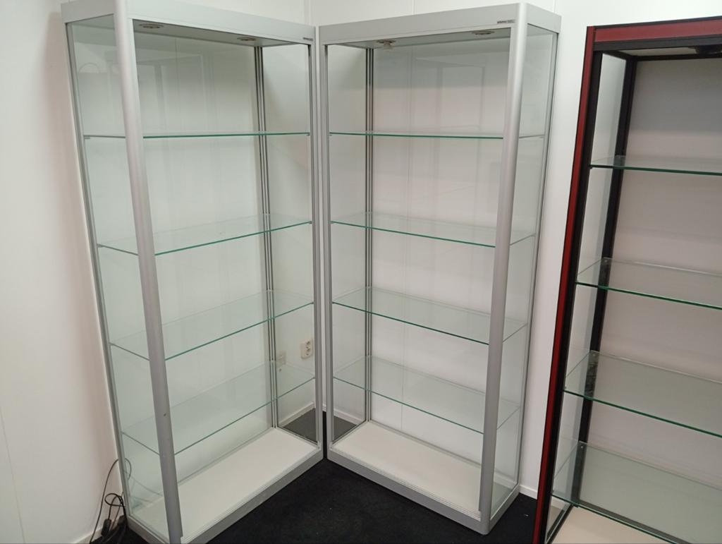Glazen vitrine kasten merk Siletsy, Ophalen, Met deur(en), Onbekend, 50 tot 100 cm
