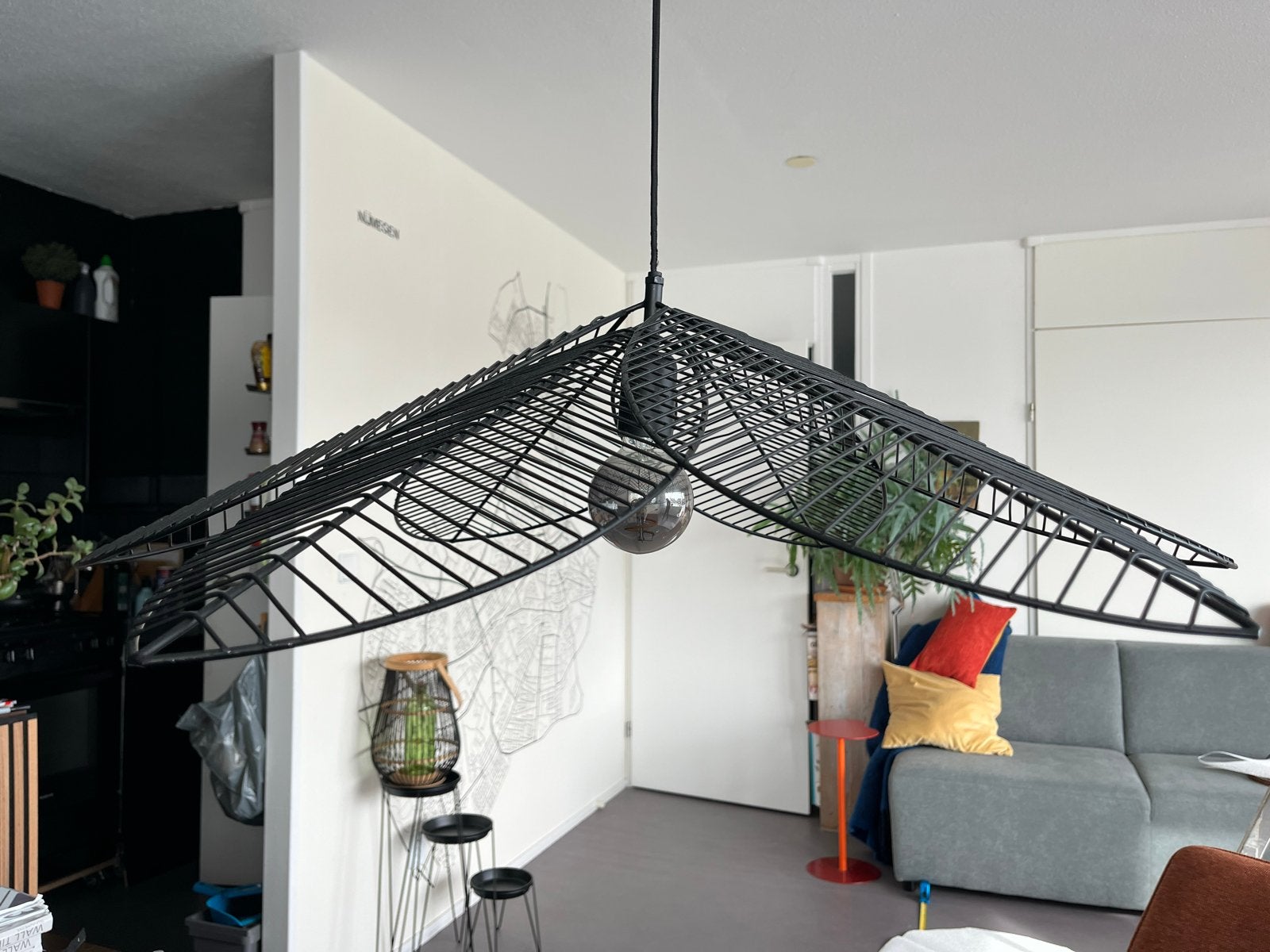 Moderne Zwarte Hanglamp - Bladontwerp, Huis en Inrichting, Ophalen of Verzenden, Zo goed als nieuw, Metaal, E27 (groot)