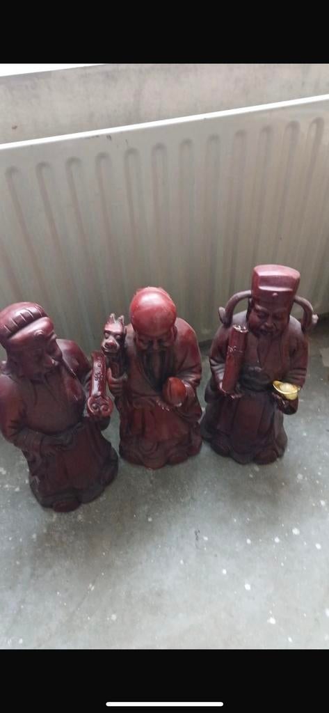 Drie beelden van Chinese figuren, Antiek en Kunst, Kunst | Beelden en Houtsnijwerken, Ophalen, Groep mensen, 20 - 50 cm, Overige materialen