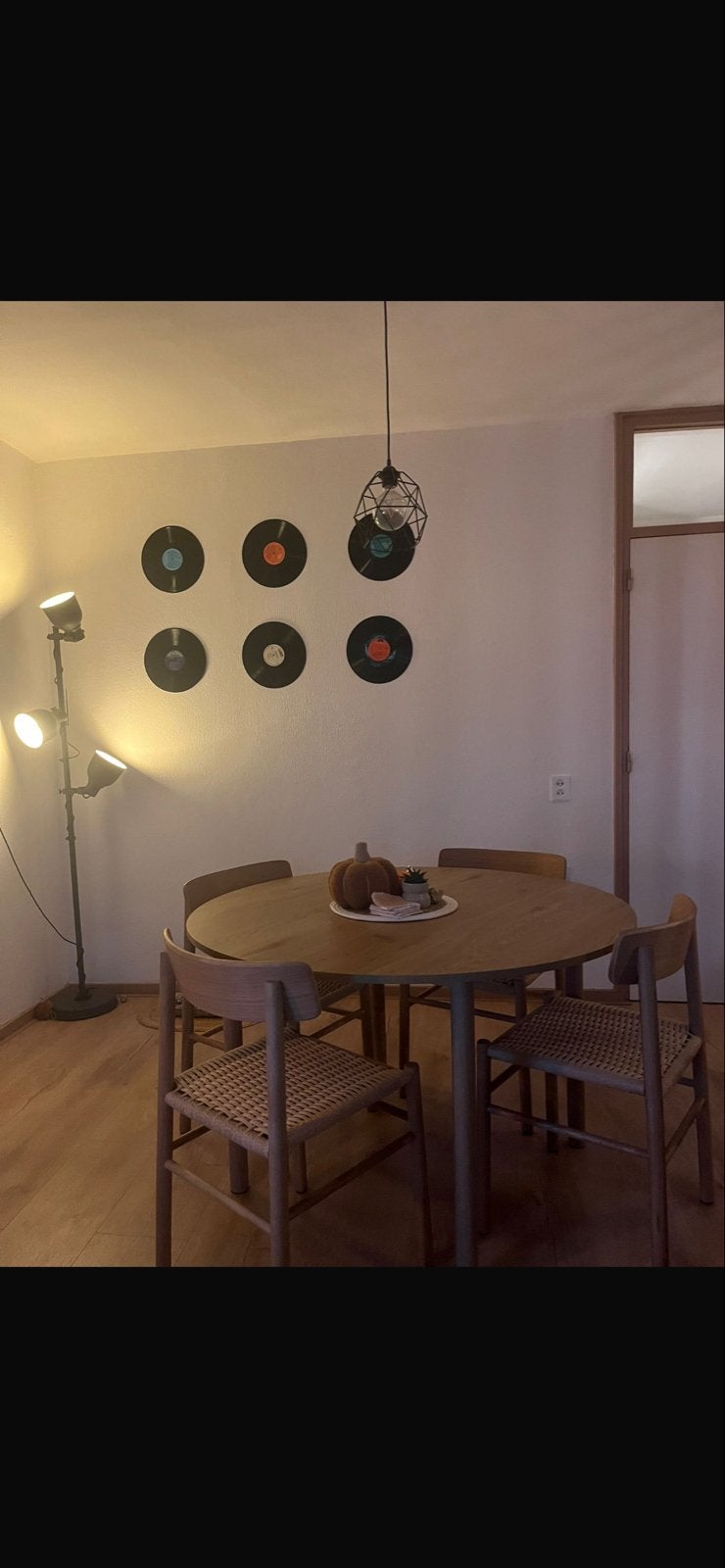 Jysk ronde eettafel met 4 stoelen - Zo goed als nieuw, Huis en Inrichting, Ophalen, Rond, Zo goed als nieuw, Vier personen