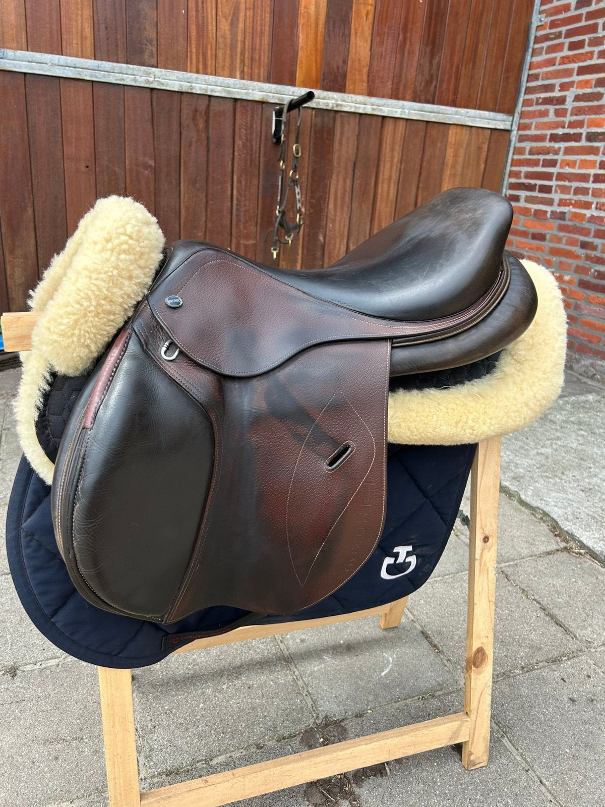 Ikonic springzadel 17,5 inch bruin, Dieren en Toebehoren, Paarden en Pony's | Zadels, L (17.5 inch), Gebruikt, Ikonic, Ophalen of Verzenden