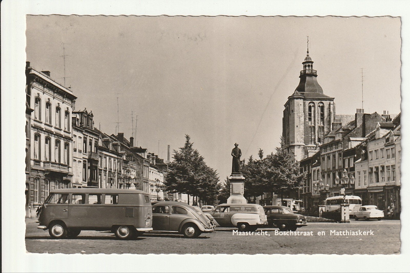 MAASTRICHT BOSCHSTRAAT MATTHIASKERK VW BUS, KEVER STADSBUS, Verzamelen, Ophalen of Verzenden, 1940 tot 1960, Gelopen, Limburg