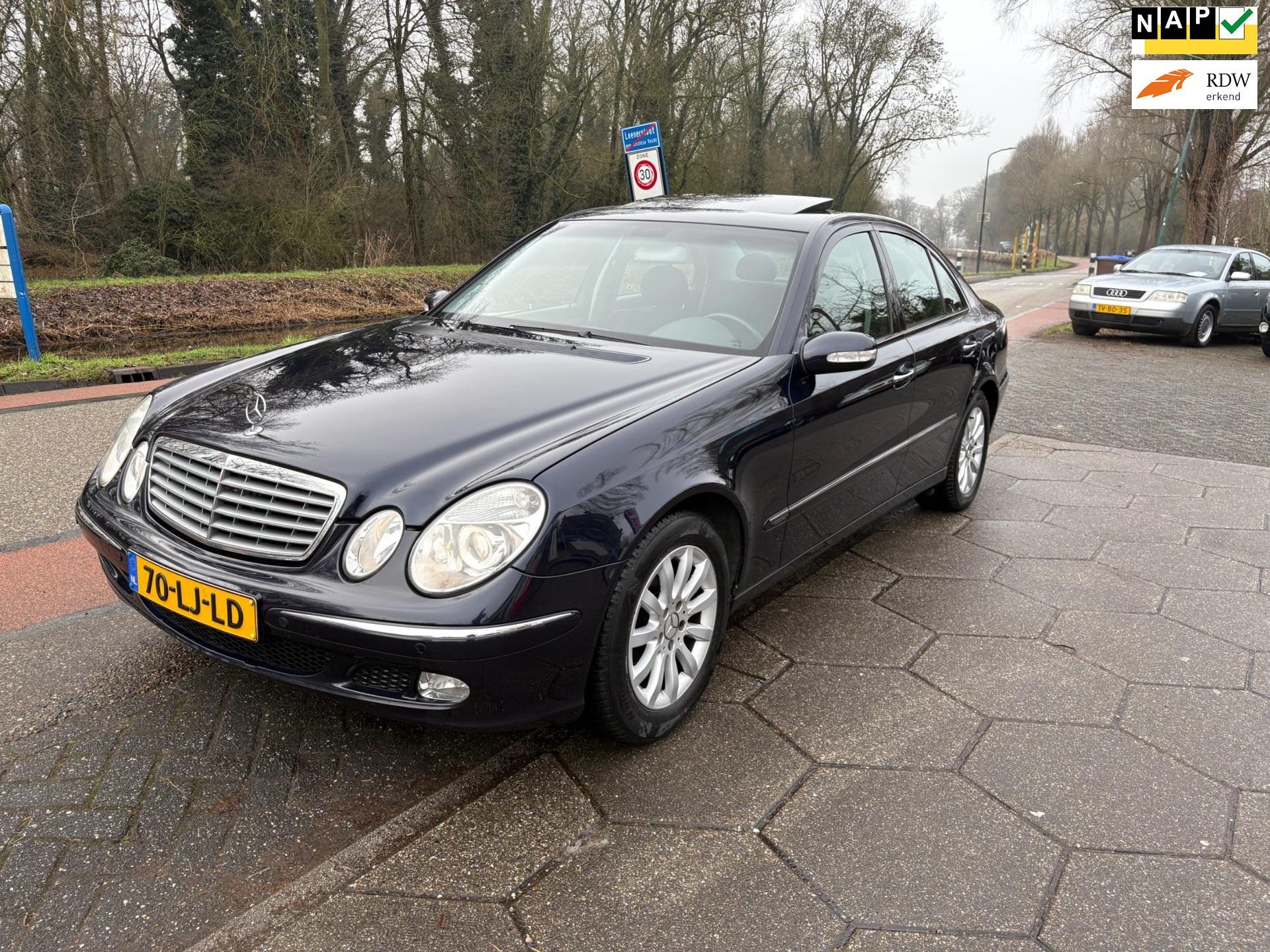 Mercedes-Benz E-klasse 240 Avantgarde NL auto + NAP!, Auto's, Automaat, Gebruikt, 2597 cc, Bedrijf