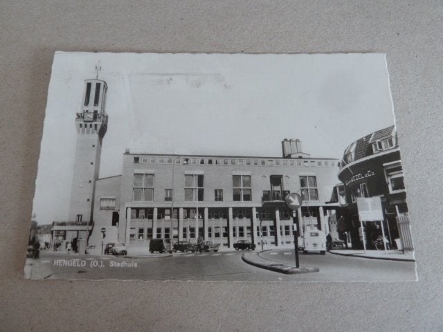 Hengelo 1966 Stadhuis met auto's, Ophalen of Verzenden, 1960 tot 1980, Gelopen, Overijssel